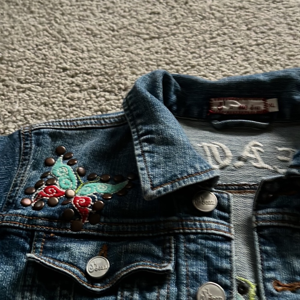 Cropped jeans, jacket. - Picture 2 of 3